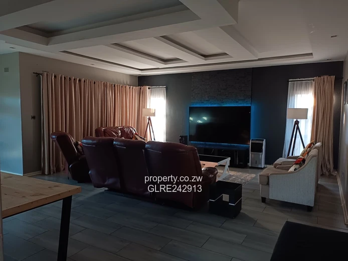 Sunny 3-Bed Bluff Hill Flat — Borehole, Garden & Parking