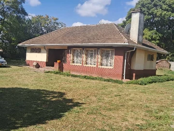 Quaint Corner Home-Renovators Gem On Large Stand!