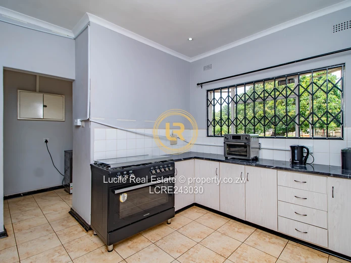 Seamless Living: A Cozy Indoor-Outdoor Retreat in Mount Pleasant