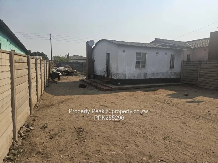 2-Bed Fixer-Upper with Large 380m² Yard in Mbare Deeds available