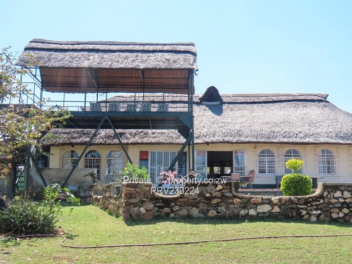 A wonderful 4 bed , 2 bathroom, thatched lodge within the Nzou Lodge Complex - Charara
