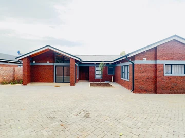 4 Bedroom Flat & Apartment