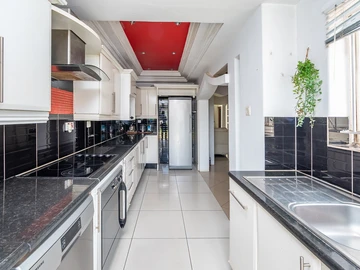 3 Bedroom Flat & Apartment