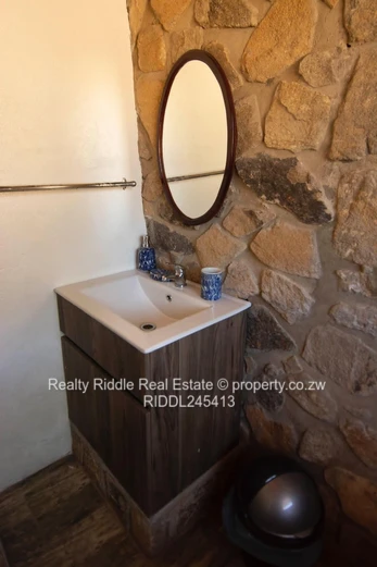 Nyanga Thatched Stone Lodge — Fireplace, AC & Wi-Fi