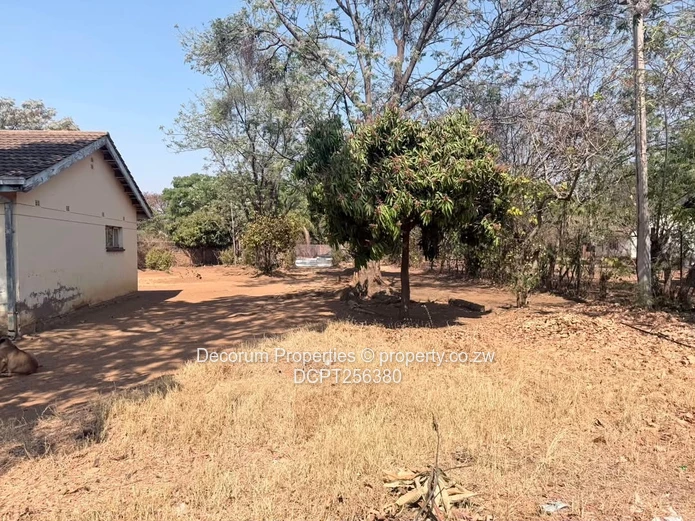 Norton: 4-Bed Walled Home on 2000m² with Fireplace (Sole Mandate)