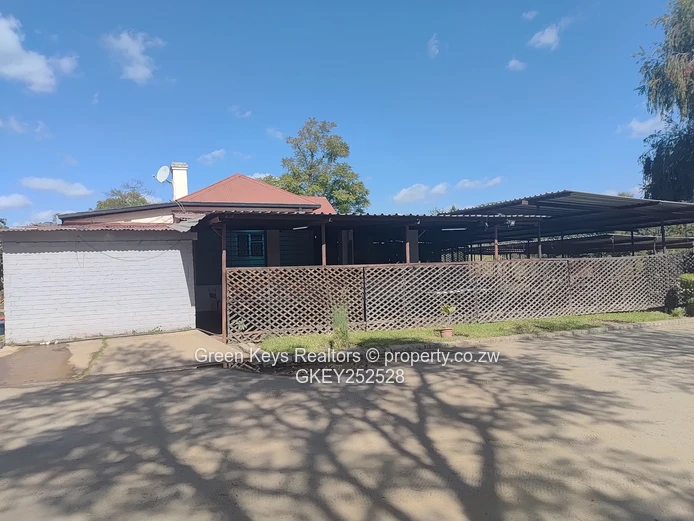 4000sqm of prime land right by the shops