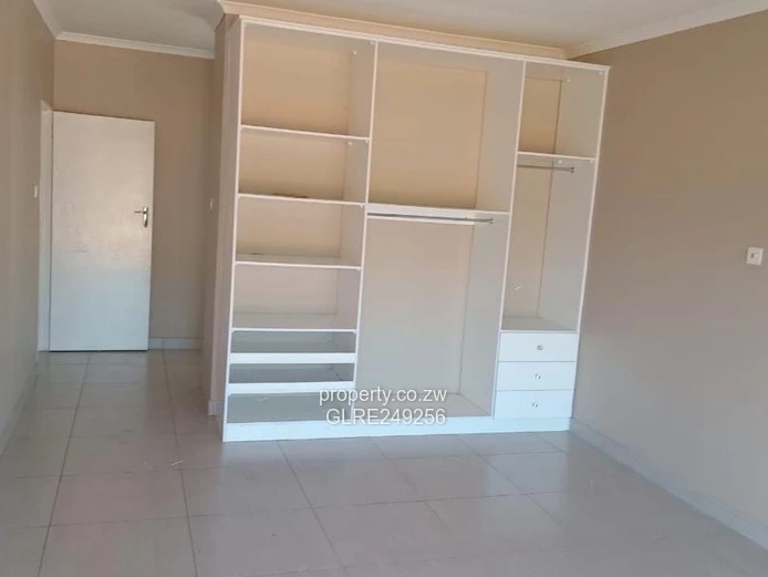 Spacious 4-Bed Vainona Apartment — Modern Kitchen & Borehole