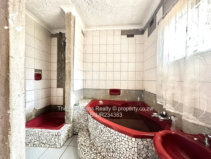 Solid House In Letombo Park