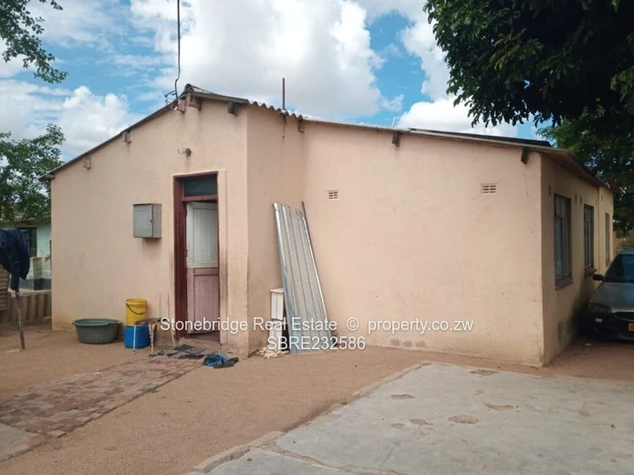3 Bedroom old Pumula House for sale