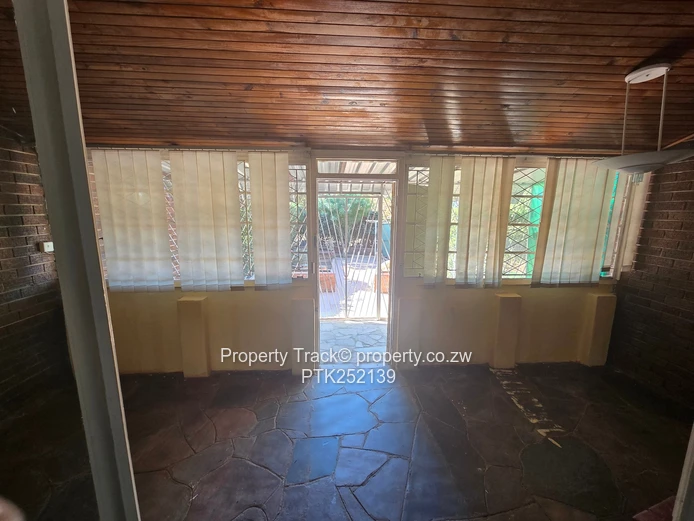 Neat 3 bed apartment, ready for occupation 