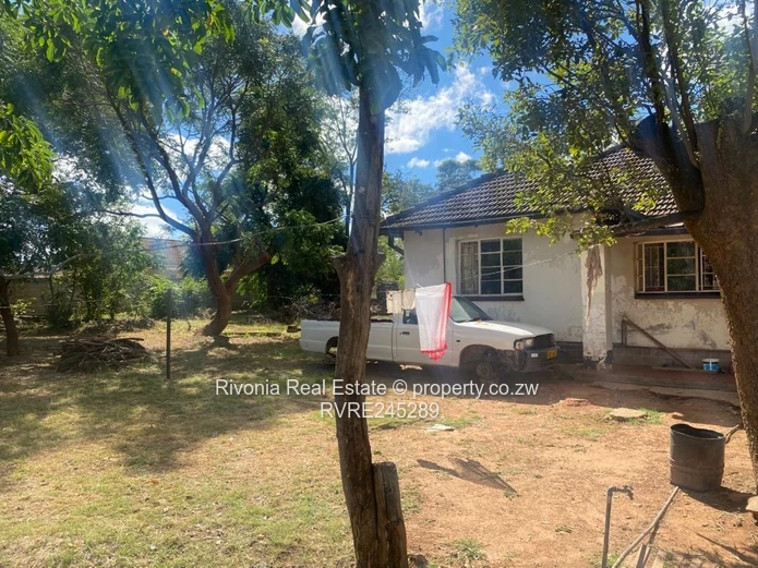 Walled 3-Bed Home with Spacious Garden  (4300m²) – Waterfalls Park town