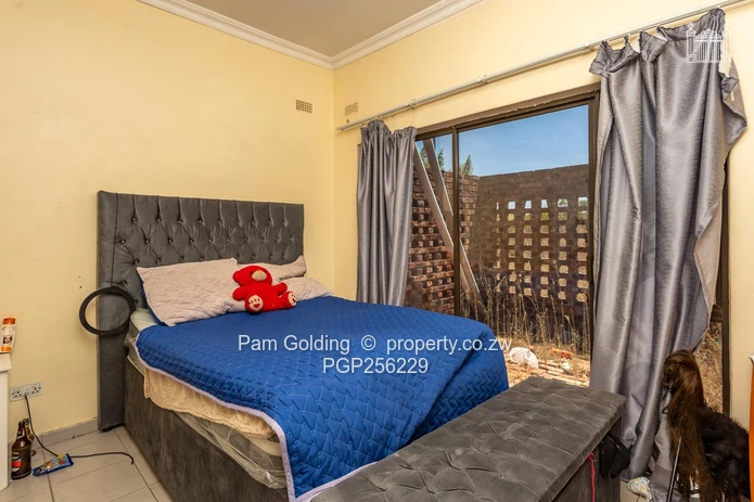 Prime 2,000sqm stand with cottage!