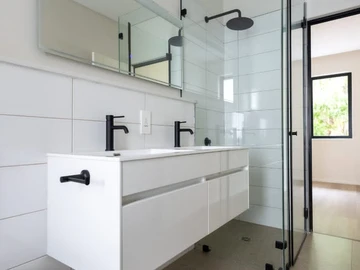 3 Bedroom Flat & Apartment