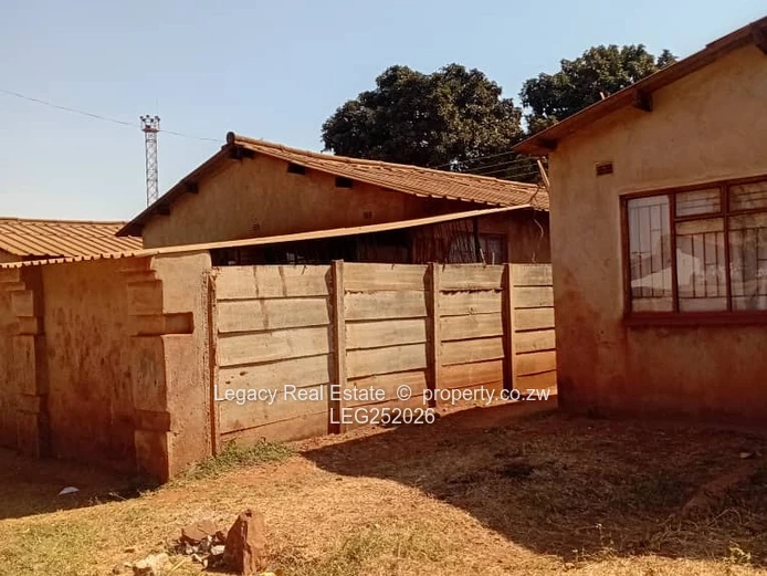 5-Bed Kuwadzana House - Main Road, Garden & Verandah