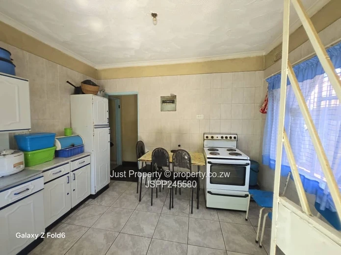 Bright 5-Bed Family Home with Garden & Secure Wall, Katanga (Sole Mandate)