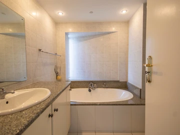 3 Bedroom Flat & Apartment