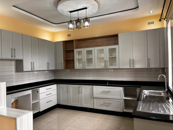 5 Bedroom Flat & Apartment