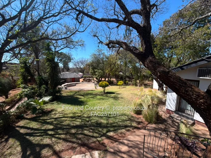 Hillside 5-Bed Home in Brilliant Location