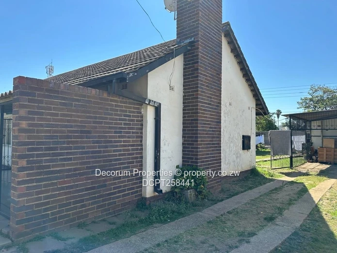3BR Ashdown Park Bungalow — Verandah, Driveway & Flatlet