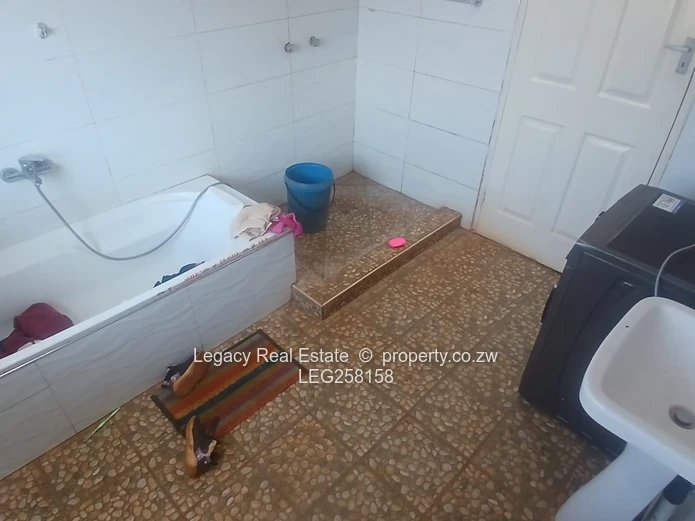 Spacious 4-Bed Home with Island Kitchen & Borehole