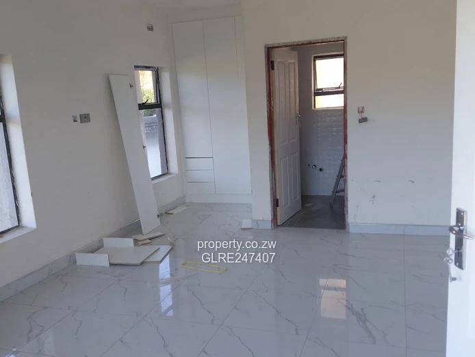 Near-finished 5BR Carrick Creagh Home — Borehole, 1000m²