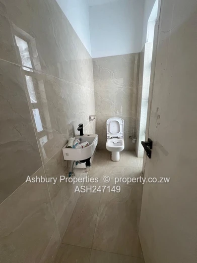 Bright 4-Bed Monavale Flat — Tiled, Fitted Kitchen, 24hr Security