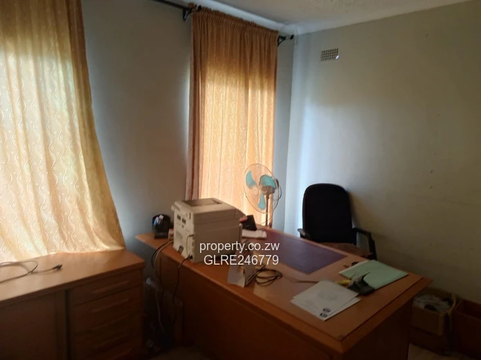 3-Bed Brick Cottage w/ Large Lawn & Borehole