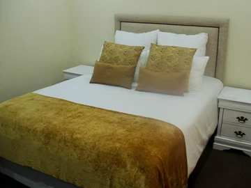 2 Bedroom Flat & Apartment