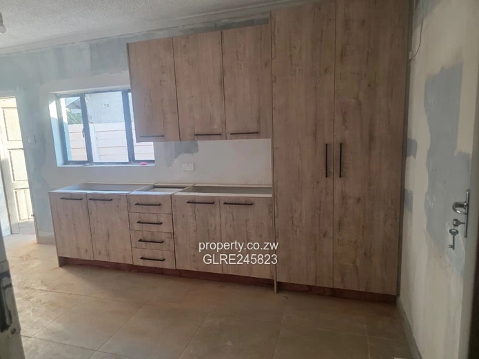 Paved Courtyard 2-Bed Glen View — Walled & Fitted Kitchen