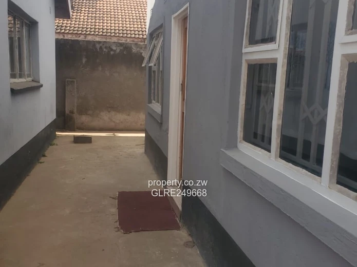 Spacious 3-Bed Marlborough Home with Borehole & Driveway