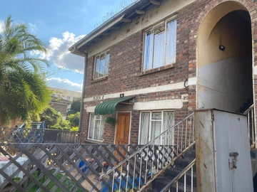 2 Bedroom Flat & Apartment