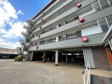 Neat apartment in sort-after avenues location