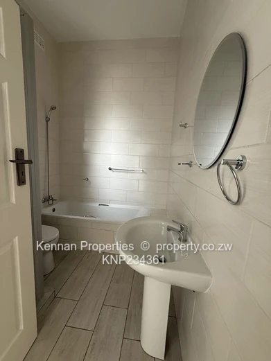 Modern Townhouse in secure Peakwood Village 