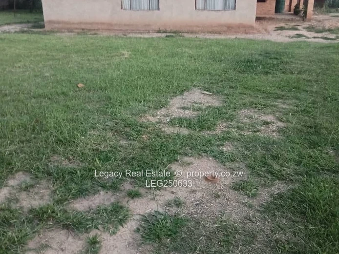 Chinhoyi 7-Bed Home on 2760m² — Garden & Verandah (Sole Mandate)