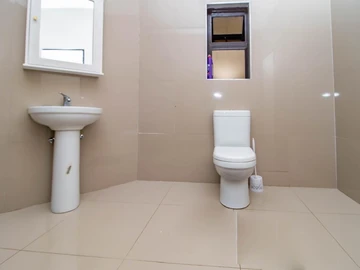 5 Bedroom Flat & Apartment