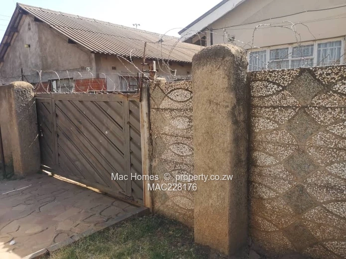 **Spacious 5-Bedroom Townhouse Complex in Dzivarasekwa, Gunhill, Harare**