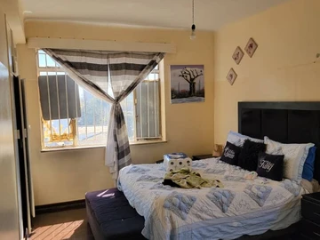 2 Bedroom Flat & Apartment
