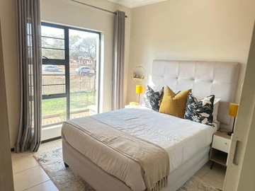 2 Bedroom Flat & Apartment