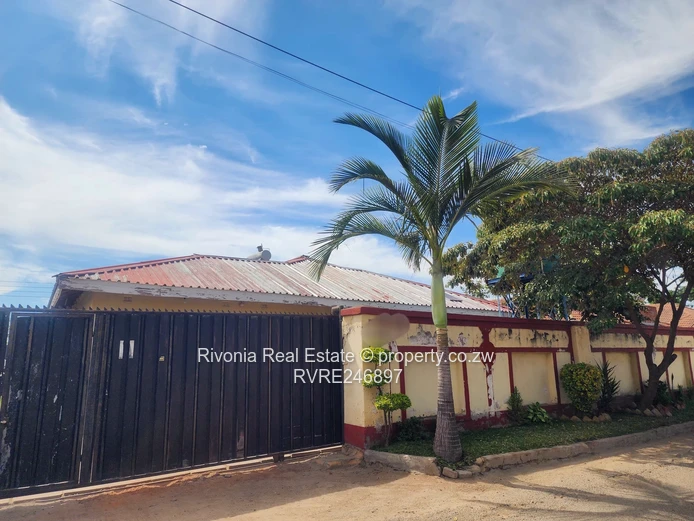 Mainway Meadows 4BR: Fitted Cupboards, 3 Baths & Borehole