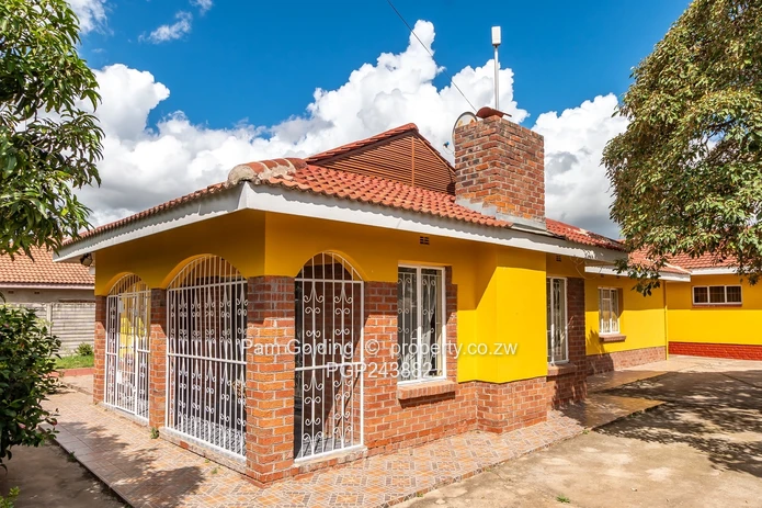 Family Home with Cottage (Sole Mandate)