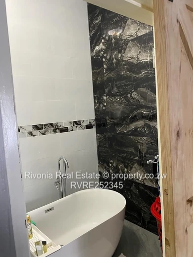 Luxury 5-Bed Highlands Apartment with Double Garage & Borehole