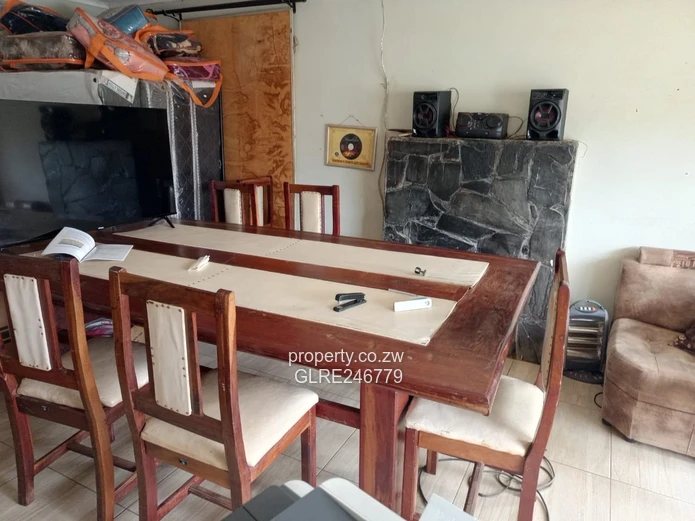 3-Bed Brick Cottage w/ Large Lawn & Borehole