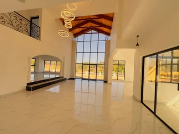 4 Bedroom Flat & Apartment