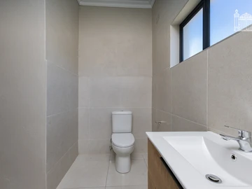 2 Bedroom Flat & Apartment
