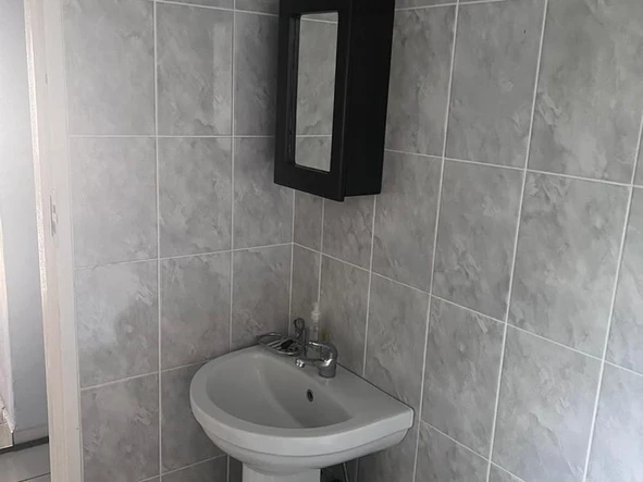 2 Bedroom Flat & Apartment