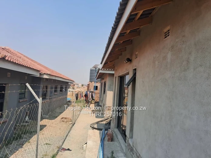Glaudina 2-Bed Home - Borehole, Freestanding Tub & Stylish Dining