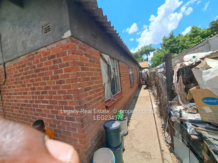 Budiriro 4 – 6-Bedroom Fixer-Upper for Sale