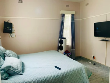 2 Bedroom Flat & Apartment