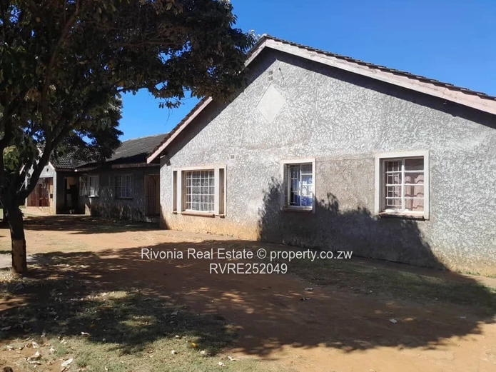 4-Bed Family Home on 1,500m² with Borehole, Borrowdale West