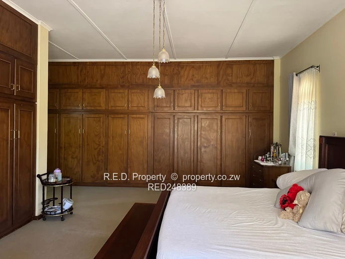 Private Retreat In Douglasdale!